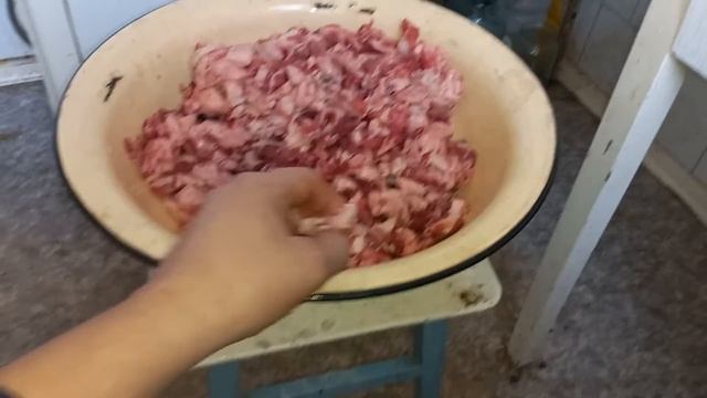 Перебираю мясную обрезь дома.Надпомнило начало 90х годов.1е впечатление о работе учеником слесаря. смотреть онлайн