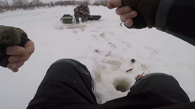 Ловля окуня и плотвы зимой??? смотреть онлайн