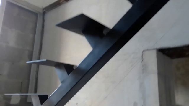 Лестница на одном косоуре с ТРЕМЯ ЗАБЕЖНЫМИ ступенями. смотреть онлайн