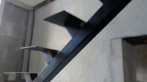 Лестница на одном косоуре с ТРЕМЯ ЗАБЕЖНЫМИ ступенями.