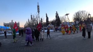 Шествие мультяшных персонажей на зимней ВДНХ в Москве // Январь 2024