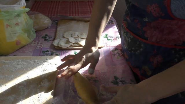 13 ч. ЖИВЁМ НА ЮГЕ. УБИРАЕМ СНЕГ У ДОМА. ЛЕПИМ ВАРЕНИКИ С УРАЛЬСКИМИ ГРИБАМИ, КАРТОШКОЙ И ЛУКОМ смотреть онлайн
