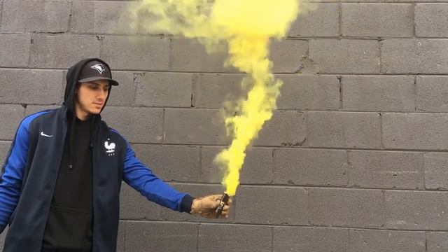 Micro Yellow Smoke Bomb смотреть онлайн