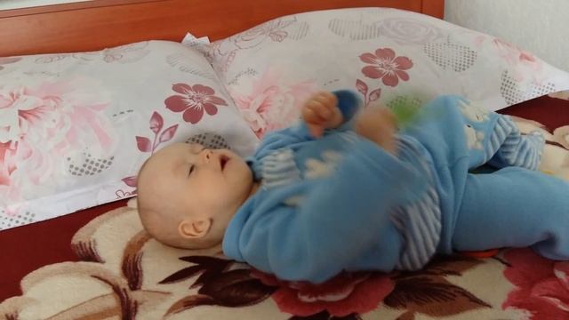 Развитие ребенка 7 месяцев! Что умеет мальчик в 7 месяцев! Денис показывает свои навыки! смотреть онлайн