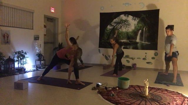 Vinyasa (secuencia) de Guerrero (Warriors ) Instructora: Glenda L. Santos смотреть онлайн