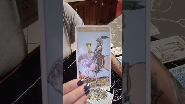 рыцарь кубков , подробное описание карт таро райдара уейта младших арканов. смотреть онлайн