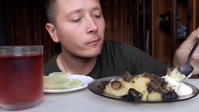 Мукбанг КАРТОФЕЛЬНОЕ ПЮРЕ? | С БЕЛЫМИ ГРИБАМИ ?| И ОГУРЦОМ ?| MUKBANG | ASMR | ОБЖОР ? смотреть онлайн