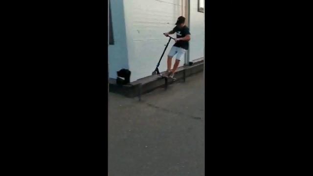 Делаю трюки на самокате первое видео смотреть онлайн