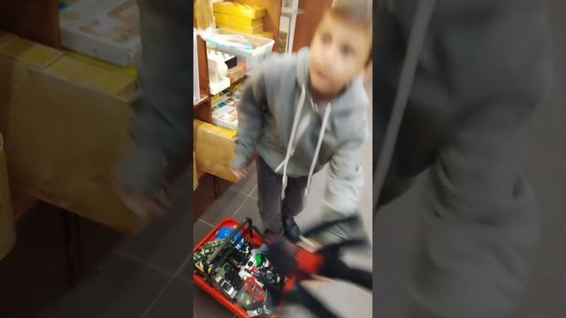 Вещи в стиле ретро. Полная корзина игрушек. Волосы торчком.