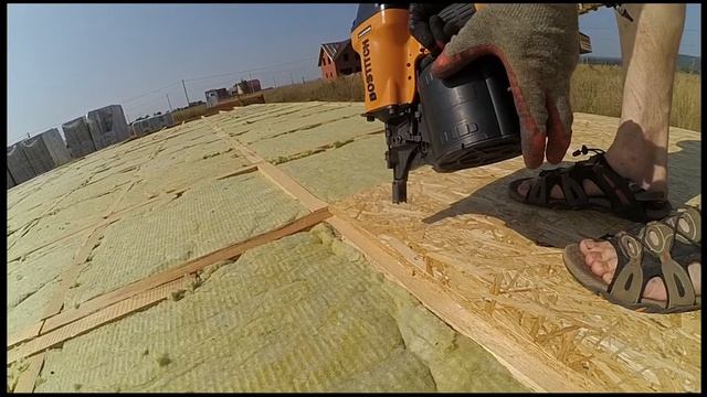 Каркасник под Уфой. 12. Пришивание OSB3 18mm к лагам, черновой пол. смотреть онлайн