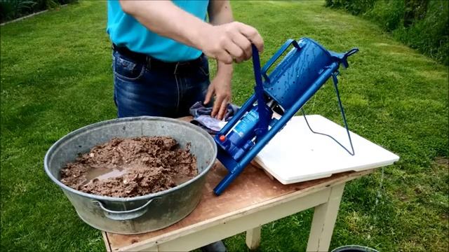 Настольный пресс для топливных брикетов своими руками. Homemade briquette press. смотреть онлайн