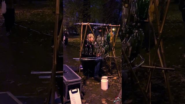 Мужчина профессионально извлекает звуки из бутылок смотреть онлайн