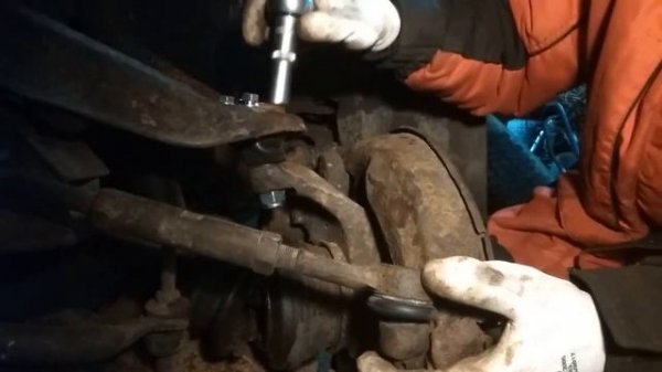 Nissan Terrano 1 WD21 VG30 замена верхней шаровой снятие установка