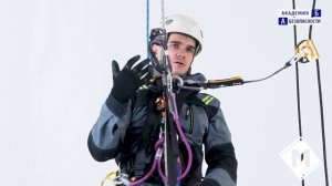 Занятие №20.  Порядок подъема на высоту и спуск с высоты по веревке.