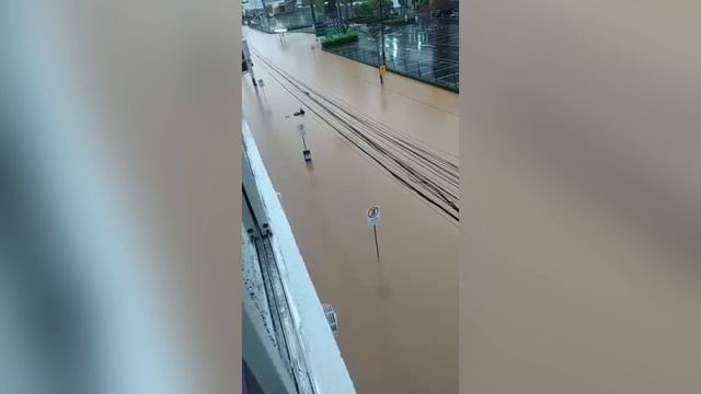 This flood will weaken Italy, a storm with hail and flooded streets in Matera смотреть онлайн