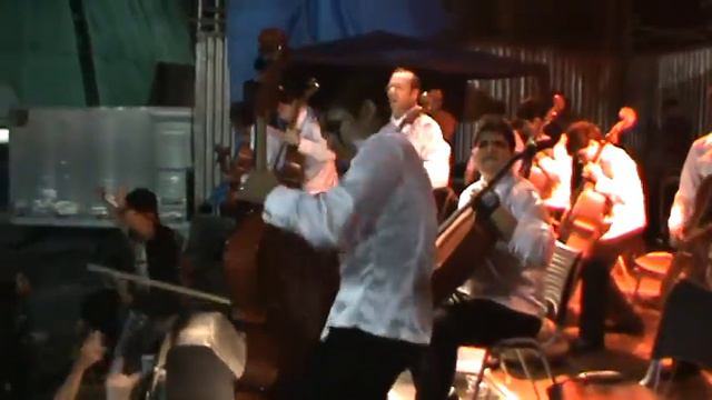Master Of Pupptes - Metallica- Orquestra de Violoncelistas da Amazonia no Rock Na Veia 2011 смотреть онлайн
