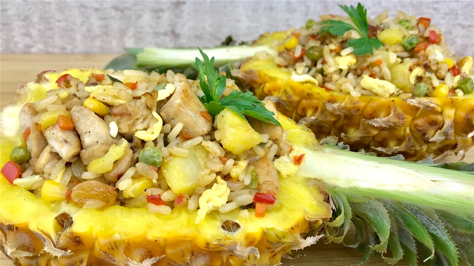 Праздничный рис с курицей в ананасе по-тайски. Новогоднее меню 2022 .mp4 смотреть онлайн