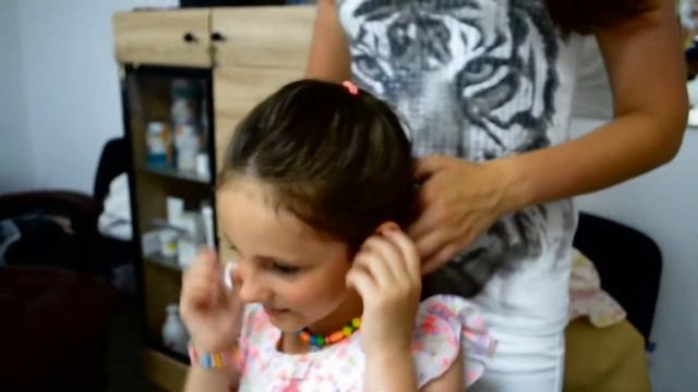 Пробивання вушок, наші перші сережки, як проколоти вуха дитині | Прокалывание ушек смотреть онлайн
