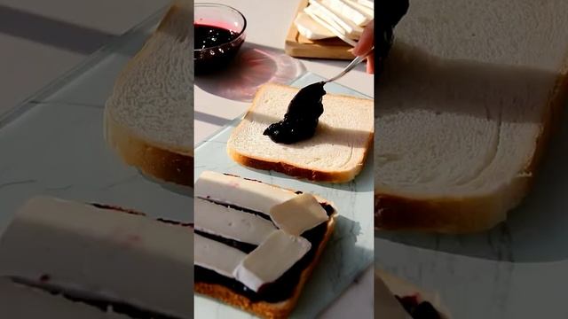 Тосты с джемом и камамбером смотреть онлайн