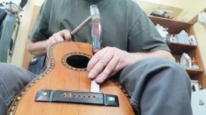 Снятие струнодержателя старинной гитары начала  ХХ в