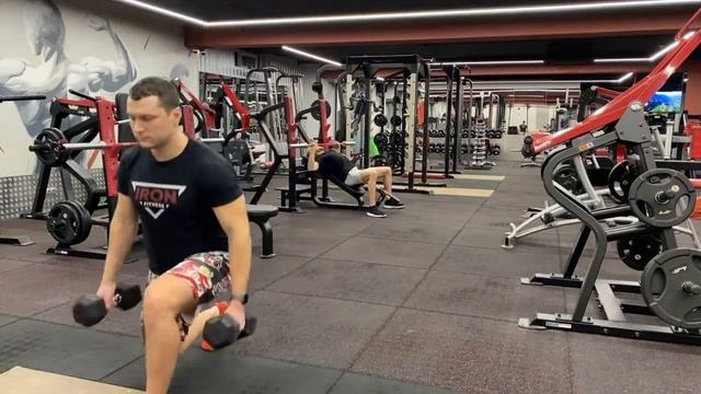 Выпады проходка с гантелями смотреть онлайн