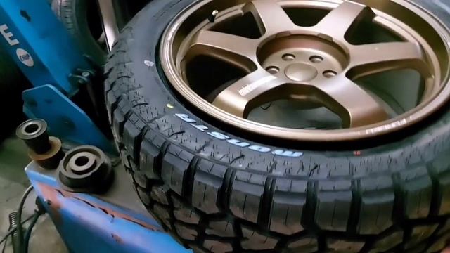 Volkrays TE37 20" w/ Monsta Hybrid 265x50 R20 on this Nissan Navara Sports Edition @ RNH Tire Suppl смотреть онлайн