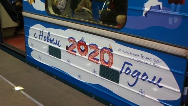 Новогодний поезд 81-717/714 на Замоскворецкой линии смотреть онлайн