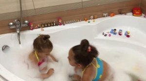 Купаемся в ванной , открываем киндер сюрпризы,обливаемся холодной водичкой .