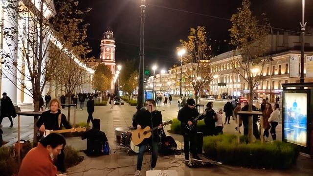 Попурри, группа "Висконти", песни "Группа крови" и "Перемен" на Невском проспекте в Санкт-Петербург смотреть онлайн