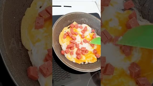 Омлет.Омлет без молока с колбасой сыром.Вкуснейший завтрак за 2 минуты.Омлет на сковороде. смотреть онлайн