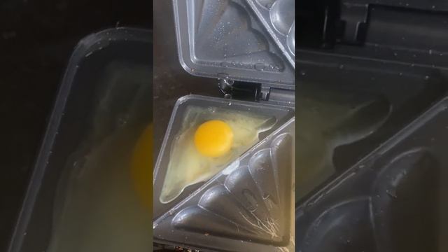 Eggs in Toastie maker #eggs #fyp #love #food смотреть онлайн