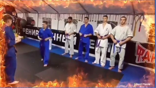 Кудо — это боевое искусство объединившее в себе приёмы из карате, дзюдо, джиу‑джитсу, тайского бокс