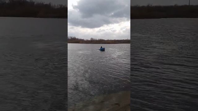 самодельная лодка из пластиковой бочки + ветерок 8 смотреть онлайн