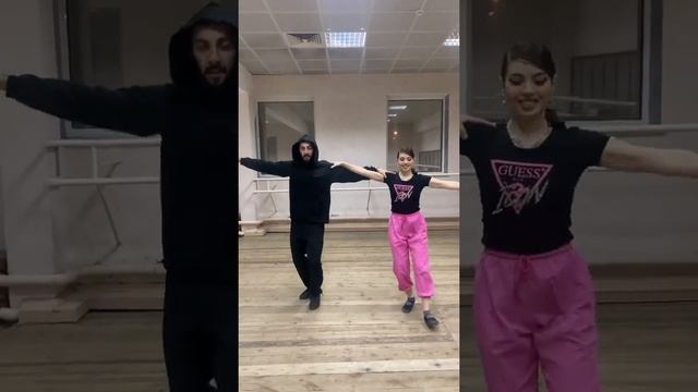 Он ??, я ??. У нас свой коллектив стилизованных народных танцев ? Мы за любовь народов ❤️ смотреть онлайн