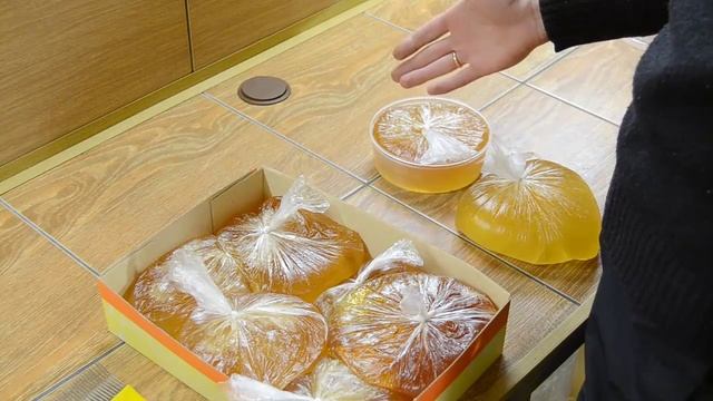 Сахарная помадка. Подкормка пчёл ранней весной смотреть онлайн