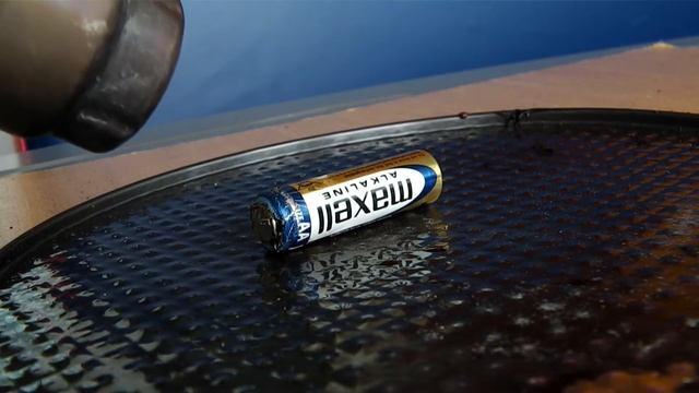 Проверяем пальчиковые температурой. Греем до 650 градусов. Раскаленные батарейки смотреть онлайн