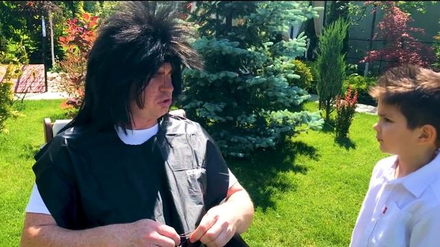 Мирослава и Тимур в парикмахерскую! ПАПА делает прическу в САЛОНЕ КРАСОТЫ pretend play. смотреть онлайн