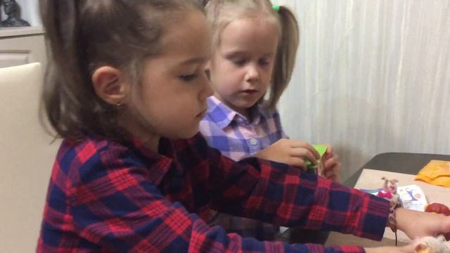 Открываем Sweet box серия Зверята,вместо мармелада зубная паста) смотреть онлайн