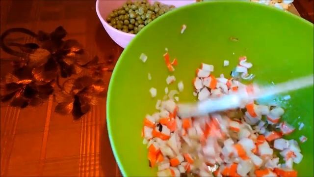 Салат из зеленого горошка с крабовыми палочками смотреть онлайн