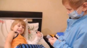 Майк и Тони. VLOG. Ролевая игра в доктора с уколами, для детей. Серия 2