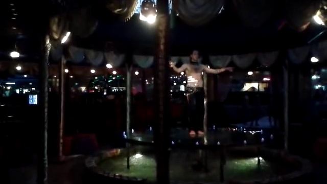 Парень СУПЕР-КЛАССНО ОДЖИГАЕТ восточный танец!!! смотреть онлайн