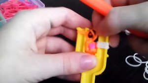 Зайка из резиночек на рогатке