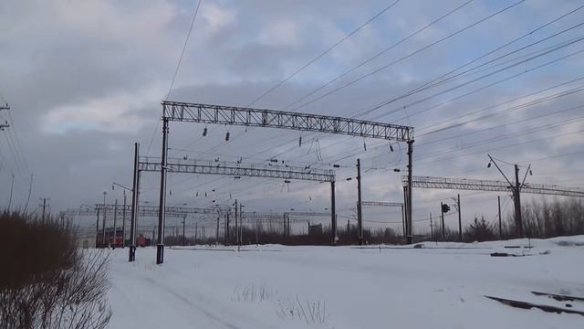 ТЭП70-0563 с пригородным поездом, ст.Ижевск смотреть онлайн