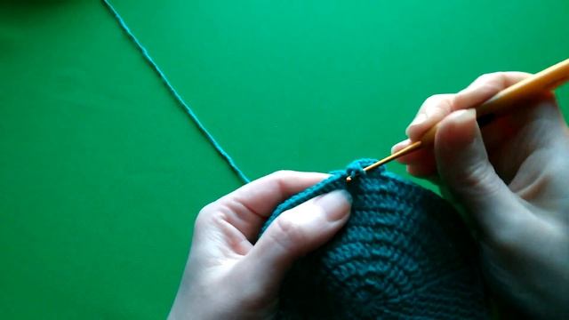 Шарф и беретик вязаные крючком, комплект для куклы. МК для начинающих. смотреть онлайн