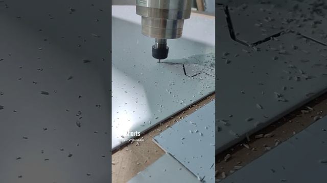 Раскрой алюминиевого композита на ЧПУ однозаходными фрезами смотреть онлайн