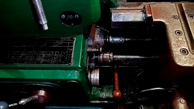 Нарезание резьбы резцом на токарном станке 1а616.mp4 смотреть онлайн