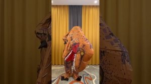 Как одеть костюм динозавр надувной