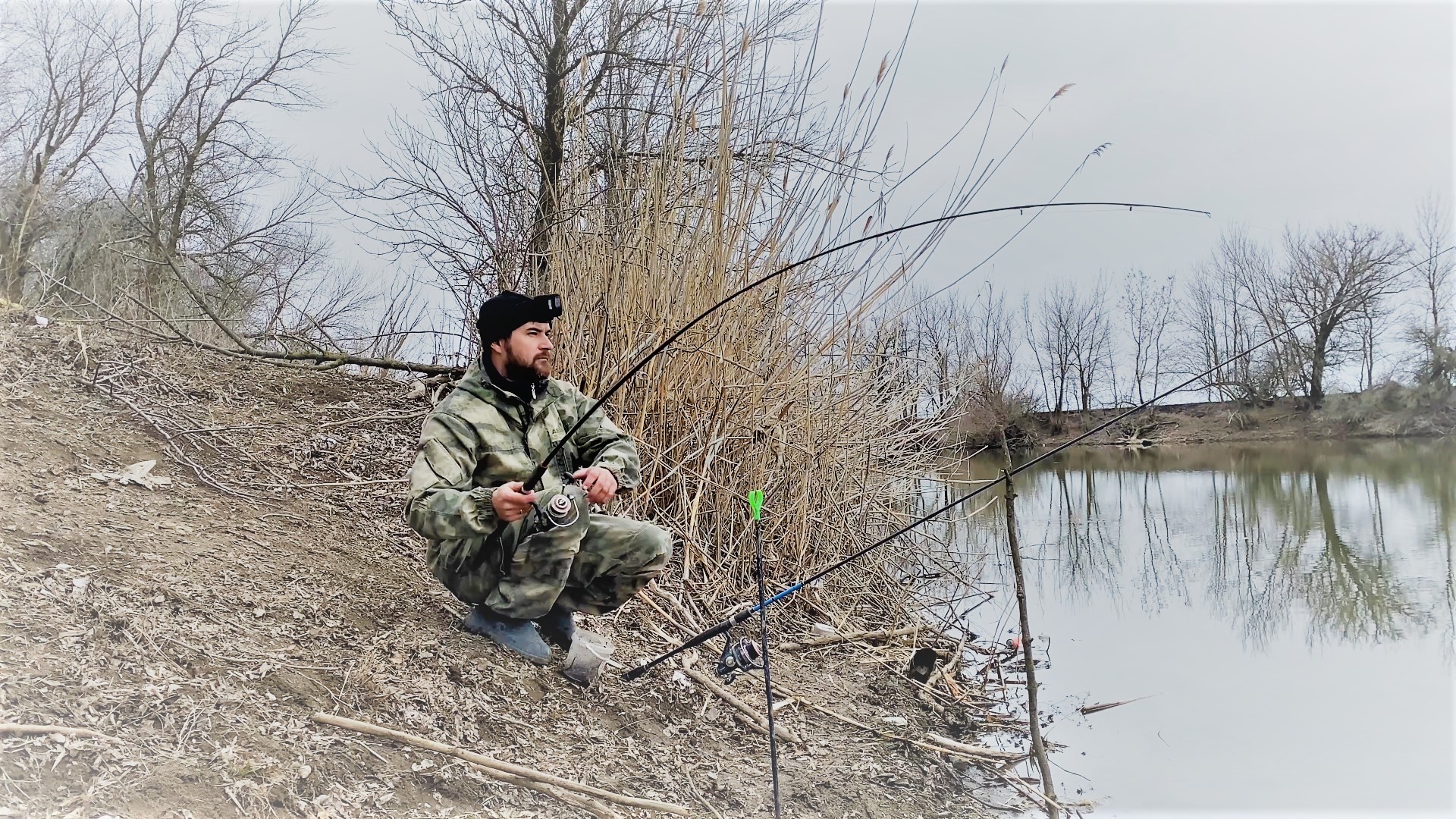 СКВОРЦЫ ПОЮТ И РЫБКА ЛОВИТСЯ. КАЙФОВАЯ РЫБАЛКА НА ДОНКУ И ПОПЛАВОК ВЕСНОЙ В АСТРАХАНИ. смотреть онлайн