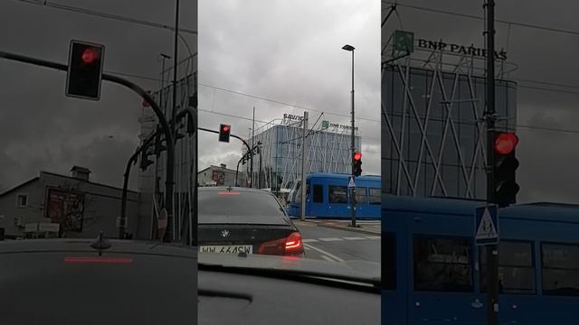 Передвижение улицами Кракова на автомобиле в обед. #улица #дорога #автомобиь #обед #движегие