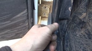 Что делать если дверь,стучит.У автомобиля.